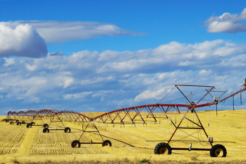 Aquifers arrayed across a field